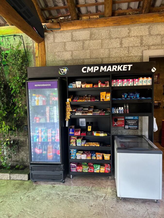 Área externa e varanda de condomínio com unidade CMP Market